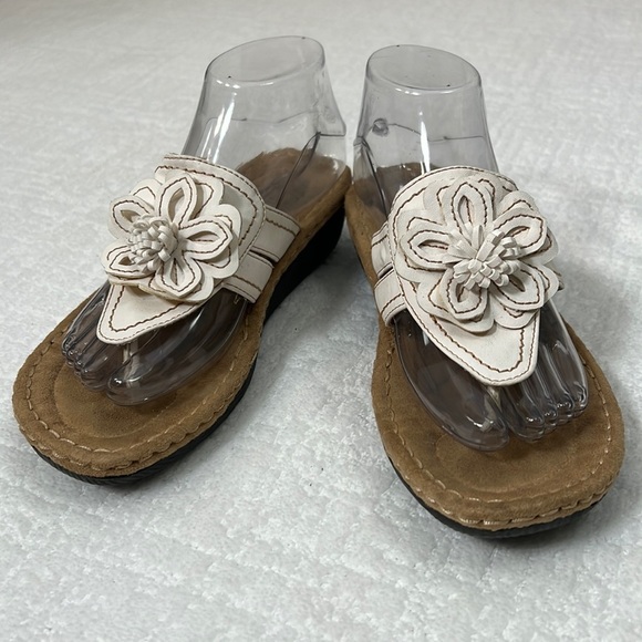 Cliffs by WHITE MOUNTAIN Shoes - Cliffs carnation cushion white thong leather sandals with floral detail 7.5